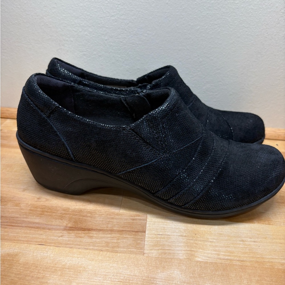 Clarks Women's Black Textured Loafers - Picture 4 of 7